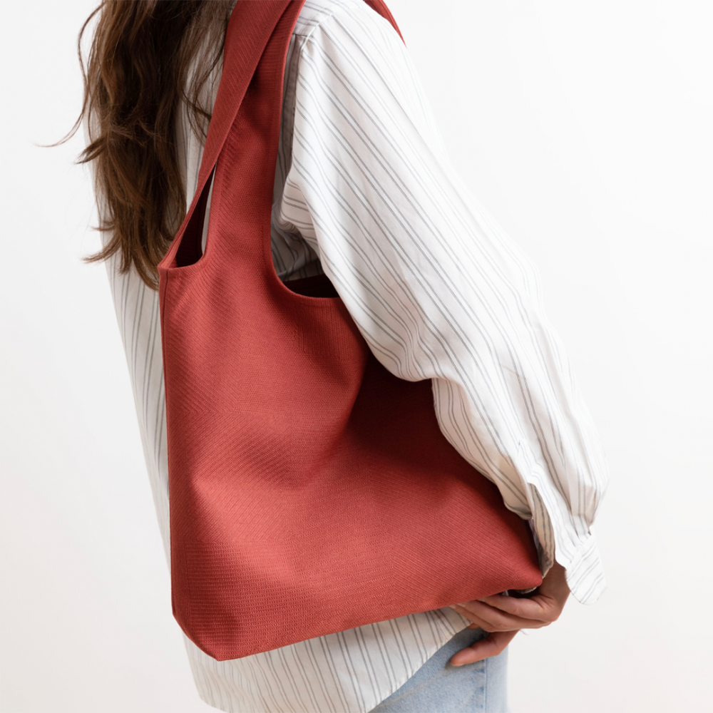 Troppo Famiglia Bag worn around the shoulder