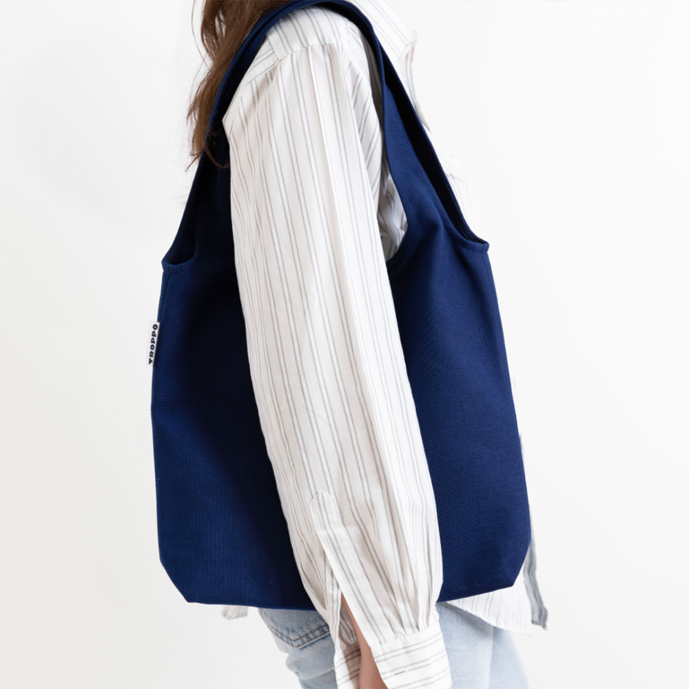 Troppo Famiglia Bag in Navy, über die Schulter getragen